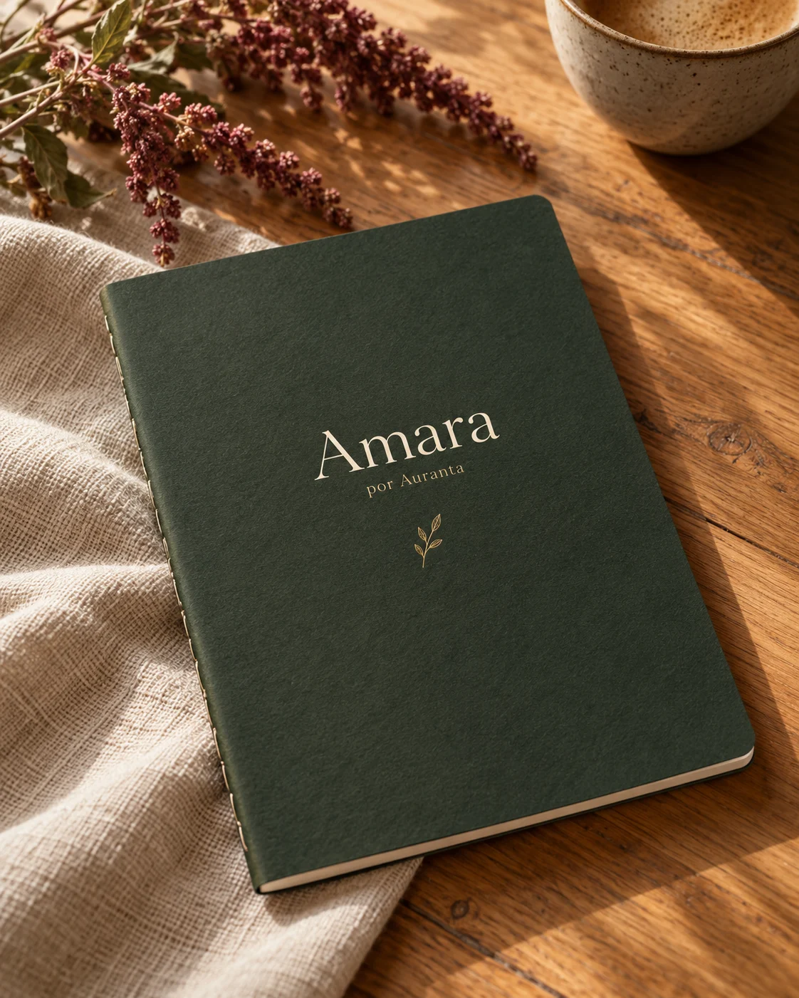 Propuesta visual: diario Amara de Auranta en una mesa de madera con amaranto